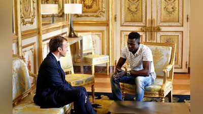 '​Fransiyada bolani hayotini saqlab qolgan muhojirga fuqarolik berildi (video)'ning rasmi