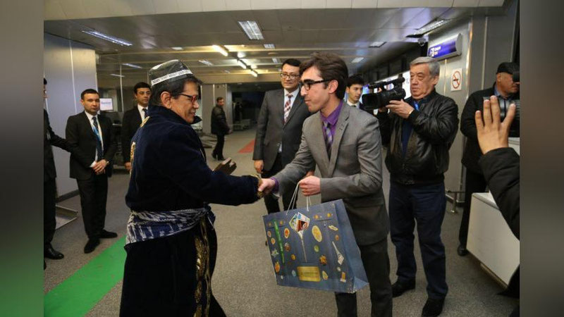 Изрображение 'В ТАШКЕНТ ПРИБЫЛИ ПЕРВЫЕ "БЕЗВИЗОВЫЕ" ТУРИСТЫ ИЗ СИНГАПУРА И МАЛАЙЗИИ (ФОТО)'