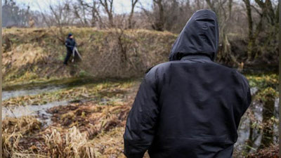 'Farg`onada qishloqdoshini vahshiylarcha o`ldirgan 5 kishiga xukm o`qildi'ning rasmi