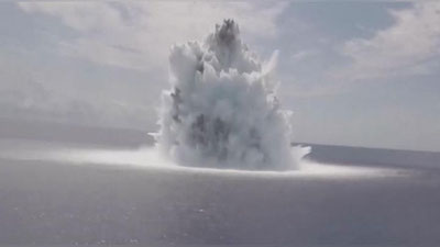 Изрображение 'В США рядом с авианосцем взорвали 18-тонную бомбу (видео)'