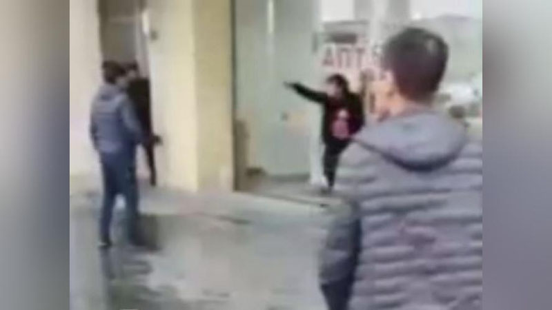 Изрображение 'В Коканде неадекватный мужчина порезал себе живот осколком стекла'