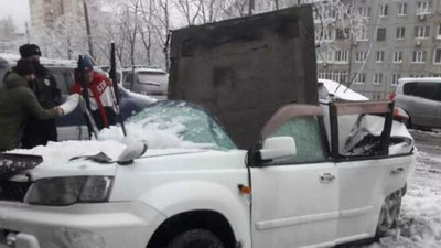 Изрображение 'Владелец джипа в России избежал страшной гибели во время падения бетонной плиты (видео)'