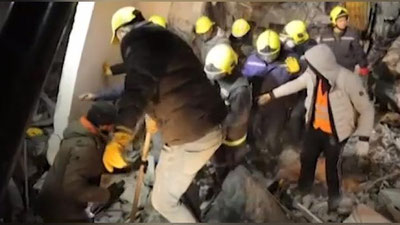 Изрображение 'Узбекские спасатели извлекли из-под руин в Турции еще двоих пострадавших и 5 тел погибших'