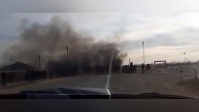 Изрображение 'Жители аула в Каракалпакстане подожгли покрышки, пытаясь привлечь внимание властей'
