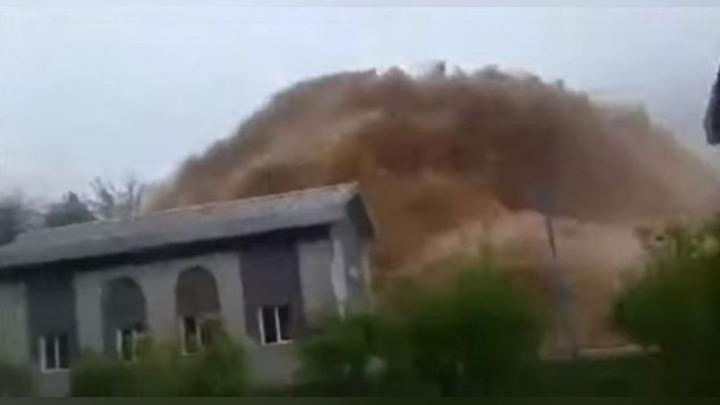 Изрображение 'Видео с "прорывом дамбы" оказалось прошлогодним'