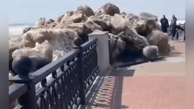 Изрображение 'Огромные глыбы льда сломали ограждение на набережной в Хабаровске (видео)'