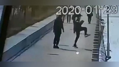 Изрображение 'Принцип домино: в Китае мужчина уничтожил ограду одним ударом (видео)'