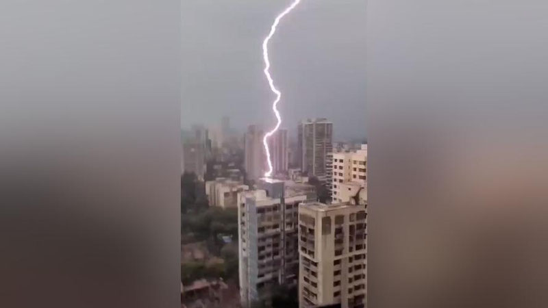 Изрображение 'Мощный удар молнии в крышу здания в Мумбаи попал на видео'