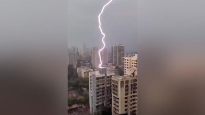 Изрображение 'Мощный удар молнии в крышу здания в Мумбаи попал на видео'