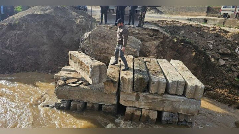 Изрображение 'В Ургуте восстановили разрушенный паводками мост в махалле (фото)'