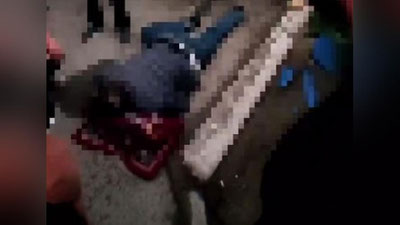 Изрображение 'Жителя Намангана госпитализировали после падения на него столба с баннером (видео)'