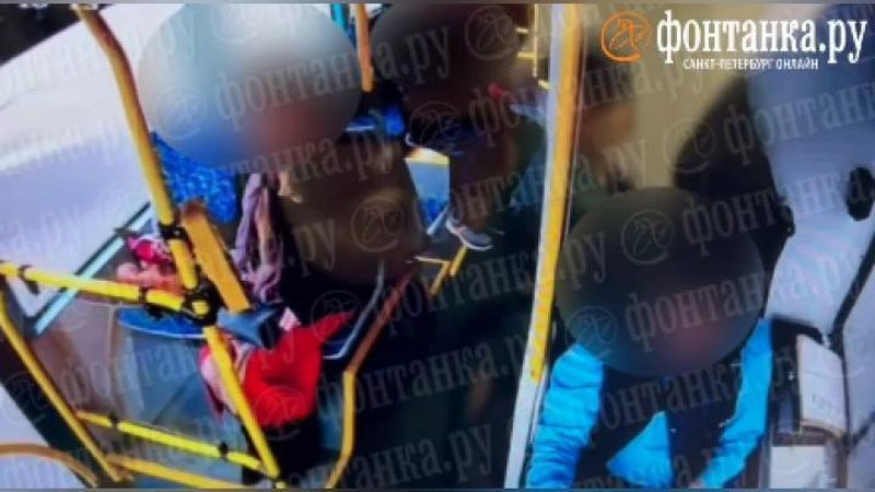 Изрображение 'Опубликованы кадры из салона автобуса, затонувшего в реке в Петербурге (видео)'