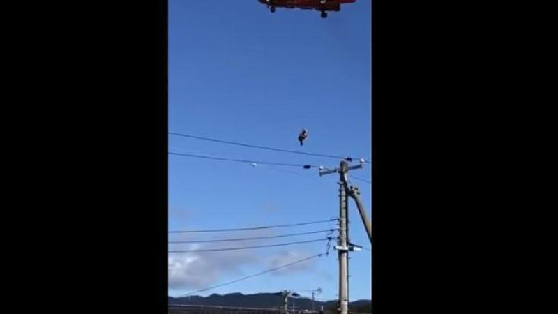 Изрображение 'Пожилая женщина погибла, выпав из вертолета при эвакуации в Японии (видео, 18+)'