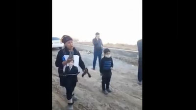 Изрображение 'Жительница Сурхандарьи пыталась отстоять дом с помощью топора и портрета Президента (видео)'