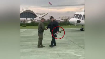 Изрображение 'Лукашенко с автоматом затмил марш оппозиции (видео)'