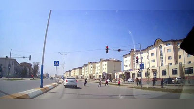 Изрображение 'Школьницы чудом избежали гибели на пешеходном переходе в Намангане (видео)'