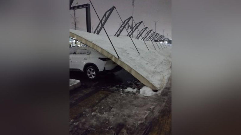 Изрображение 'В комплексе Tashkent Index рухнувший из-за снега навес повредил 6 автомобилей (видео)'