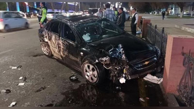 Изрображение 'В Ташкенте 21-летний водитель протаранил Spark и перевернулся (видео)'