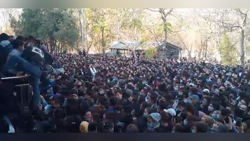 Изрображение 'Очевидцы сняли на видео огромную толпу соискателей вакансий на АГМК'