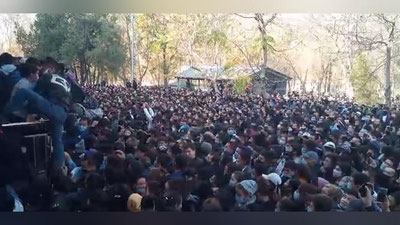 Изрображение 'Очевидцы сняли на видео огромную толпу соискателей вакансий на АГМК'