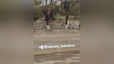 Изрображение 'В Нурате автомобильный мост поврежден селем (видео)'