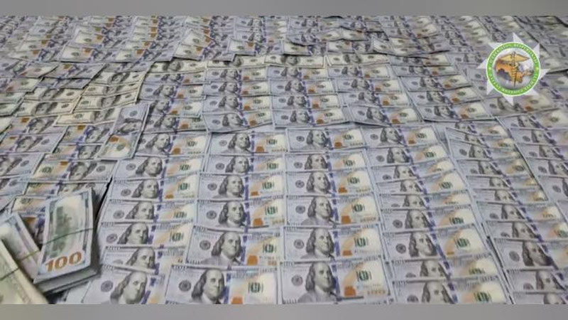 Изрображение 'В аэропорту Ташкента задержали граждан, пытавшихся вывезти более $300 тысяч наличными (видео)'
