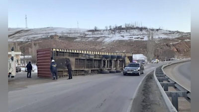Изрображение 'На перевале "Камчик" опрокинулся грузовик-контейнеровоз (видео)'