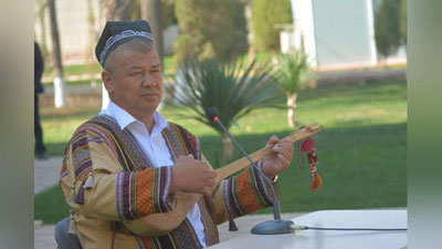 'Ravshan baxshi  askarlarga do`mbira va kitob sovg`a qildi'ning rasmi