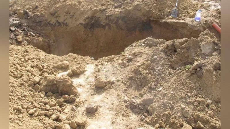 Изрображение 'В Учтепинском районе троих мужчин во время рытья ямы завалило грунтом'