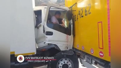 Изрображение 'На перевале Камчик спасли водителя грузовика, зажатого в кабине после ДТП (видео)'