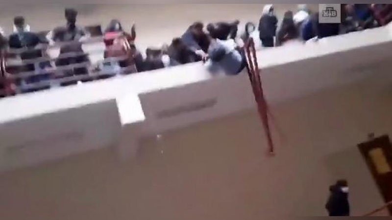 Изрображение 'В Боливии 7 студентов погибли, упав с высоты из-за сломавшихся перил (видео, 18+)'