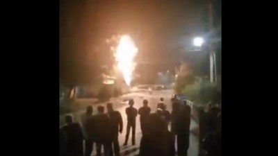 Изрображение 'Водитель ВАЗ снес газовую трубу в махалле Ташкента, пожар сняли на видео'