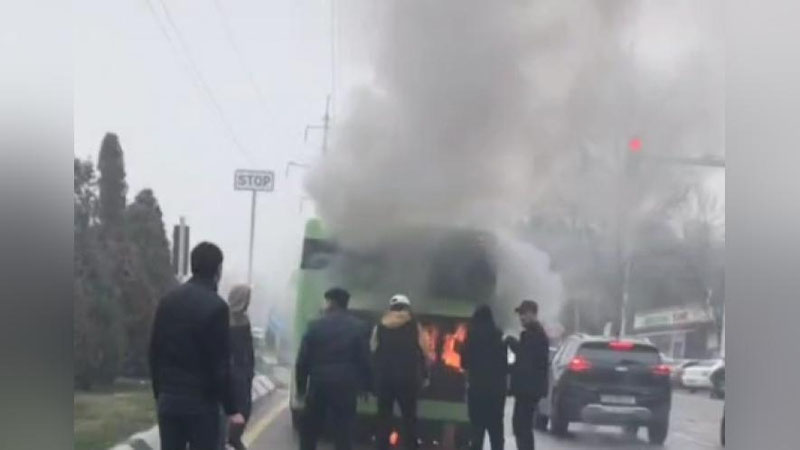 Изрображение 'В Ташкенте горел пассажирский автобус SAZ LE (видео)'