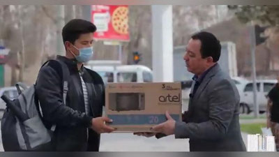 Изрображение 'Парня, который помог раненой собаке, наградили за доброту (видео)'