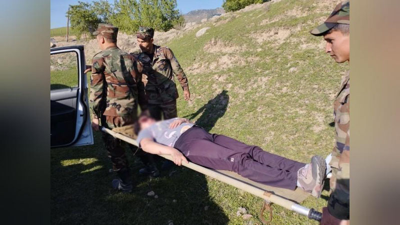 'Parkentdagi tog`da yura olmay qolgan ayol qutqaruvchilar tomonidan olib tushildi'ning rasmi