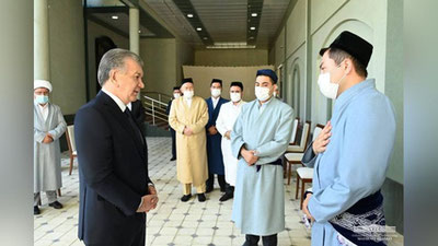 'Prezident marhum muftiy Usmonxon Alimovning oila a`zolariga hamdardlik bildirish uchun xonadoniga bordi'ning rasmi