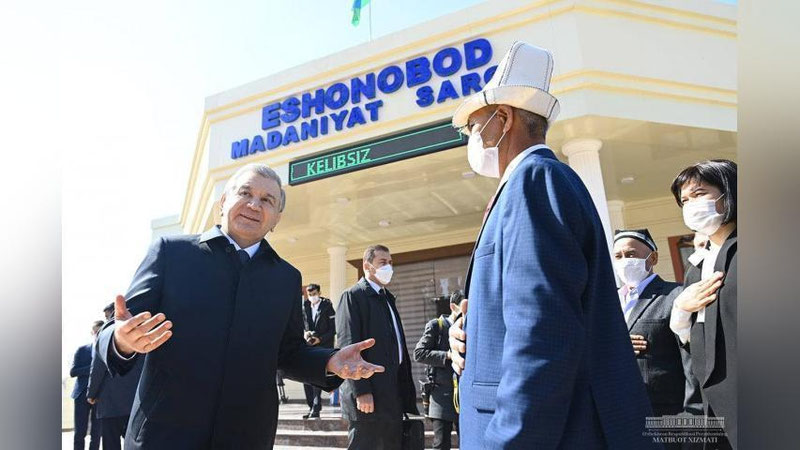 'Prezident odamlarni ish bilan ta`minlash uchun javobgarlarni belgilab, kerakli mablag`larni ajratish uchun Chinoz tumanidagi mahallaga bordi'ning rasmi