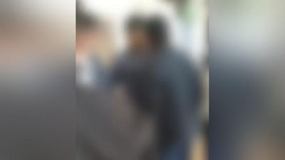 'Surxondaryoda mahalla raisi bayramda mast bo`lib o`qituvchilarni urgani aytilmoqda (video)'ning rasmi