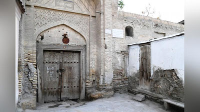 'Fototanqid: Buxorodagi Husayni ​madrasasi kundan kunga nurab bormoqda'ning rasmi