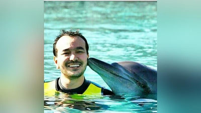 Изрображение 'ОЗОДБЕК НАЗАРБЕКОВ ПОДРУЖИЛСЯ С ДЕЛЬФИНОМ'