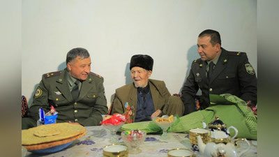 'Urganchda harbiylar 95 yoshli urush qatnashchisi holidan xabar olishdi'ning rasmi