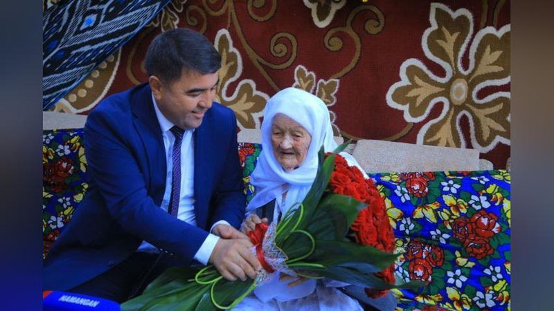 Изрображение '103-летняя Каромат  Юлдашева награждена медалью "Шухрат"'