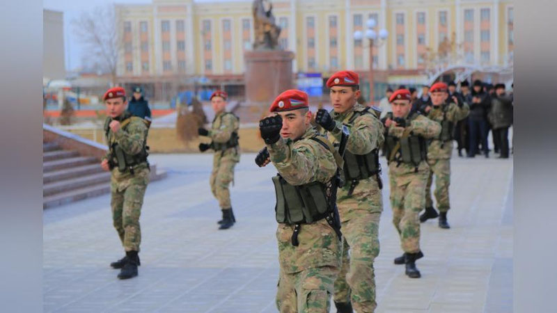 'Nukusdagi festivalda harbiylarning chiqishlari, yoshlar bilan quvnoq bahslar, qurol va harbiy texnikalar ko`rgazmasi va boshqalar namoyish etildi (Foto)'ning rasmi