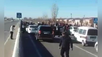 'Jizzaxda gaz yo`qligidan norozi ayollar katta yo`lni to`sib quydi (video)'ning rasmi