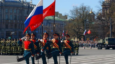 'Deputat SSSR bayrog`ini Rossiya davlat bayrog`i deb tan olishni taklif qildi'ning rasmi