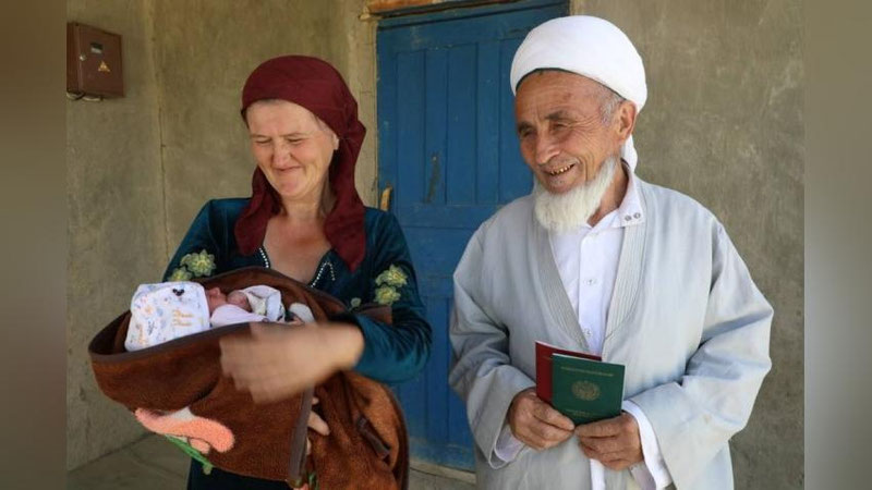 'Qashqadaryoda 75 yoshli bobo beshinchi bor otalik baxtiga erishdi (video)'ning rasmi