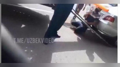 Изрображение 'Видео: Водитель в отчаянии опустился на колени, уговаривая инспектора не забирать машину'