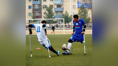 Изрображение 'Игра для всех: где тренируются и играют футболисты-ампутанты'