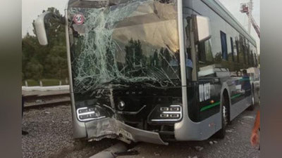 Изрображение 'В Ташкенте электробус въехал в столб (видео)'