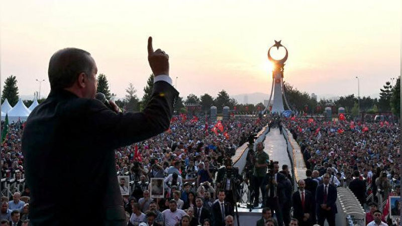 '"Vatan uchun tanklar ostiga yotgan xalq, 251 nafar shahid". 15 iyul — Turkiyada Demokratiya va milliy birlik kuni'ning rasmi